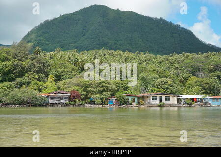 L'île de Huahine, Polynésie Française, maisons rustiques, sur la rive du lac Fauna Nui avec une végétation tropicale et le mont Moua Tapu, Maeva Banque D'Images