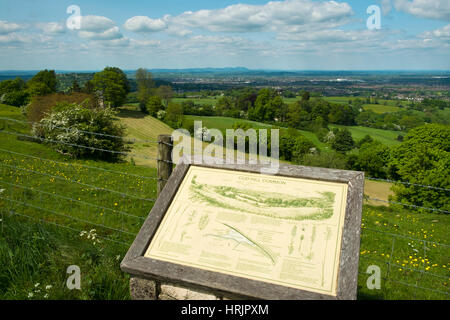 Commune de la colline de la CUD, Gloucestershire, Royaume-Uni - Mai 2015 : Fin du printemps soleil améliore la vue étendue avait de la colline de la CUD commun sur la bordure ouest de la région des Cotswolds, vue sur la ville de Gloucester. La colline de la CUD est un point de vue commun dans le Gloucestershire dans les Cotswolds AONB (Région de beauté naturelle exceptionnelle). Banque D'Images