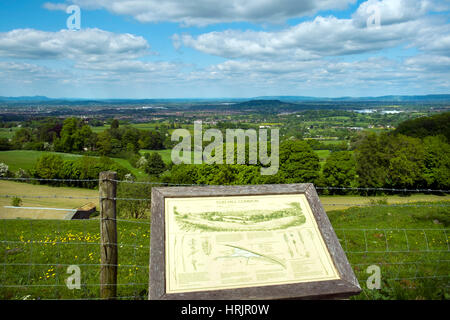 Commune de la colline de la CUD, Gloucestershire, Royaume-Uni - Mai 2015 : Fin du printemps soleil améliore la vue étendue avait de la colline de la CUD commun sur la bordure ouest de la région des Cotswolds, vue sur la ville de Gloucester. La colline de la CUD est un point de vue commun dans le Gloucestershire dans les Cotswolds AONB (Région de beauté naturelle exceptionnelle). Banque D'Images