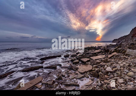 Beauté sunset.automne passionnant côte rocheuse de la mer et du clivage sky Banque D'Images