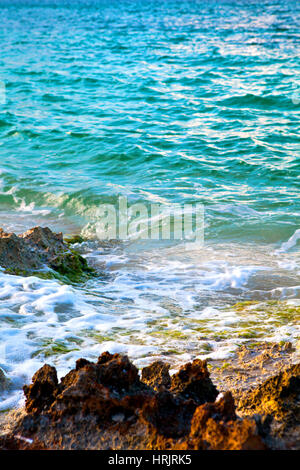 Capture d'arrière-plan de couleur claire avec des vagues d'eau de mer, close-up Banque D'Images