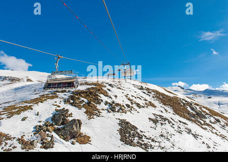 Vue panoramique sur une chaîne de montagnes des Alpes couvertes de neige avec remontées mécaniques Télésiège Banque D'Images