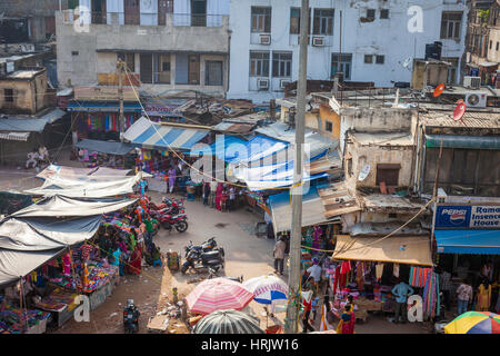 DELHI, INDE - Le 12 octobre 2013 : Busy Main Bazar street, le marché le plus célèbre quartier de Delhi Banque D'Images