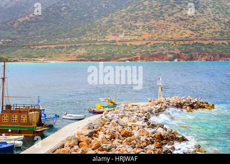 Port de pêche avec les navires, bateaux et phare. Sur la mer sur les brise-lames en pierre dans la baie. Bali est la destination de vacances resort, avec bea isolée Banque D'Images