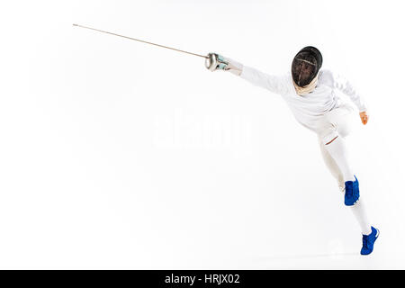 Homme portant tenue d'escrime pratiquant avec épée contre gray Banque D'Images