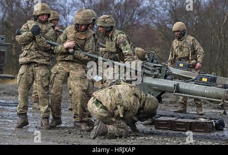 Les soldats de l'armée britannique sont rejoint par les troupes françaises et danoises comme ils prennent part à un exercice de formation pour les préparer à leur rôle dans un très haut degré de disponibilité de l'OTAN Groupe de travail conjoint, à Otterburn varie dans le Northumberland. Banque D'Images