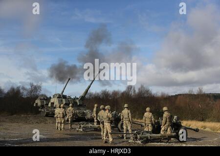 Les soldats de l'armée britannique sont rejoint par les troupes françaises et danoises comme ils prennent part à un exercice de formation pour les préparer à leur rôle dans un très haut degré de disponibilité de l'OTAN Groupe de travail conjoint, à Otterburn varie dans le Northumberland. Banque D'Images