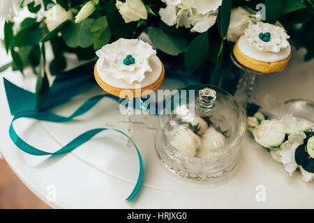 Fleurs romantiques et des gâteaux sur la table Banque D'Images