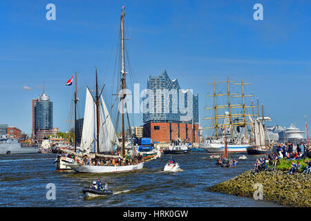 Les bateaux à voile au port de Hambourg en Allemagne Anniversaire Banque D'Images