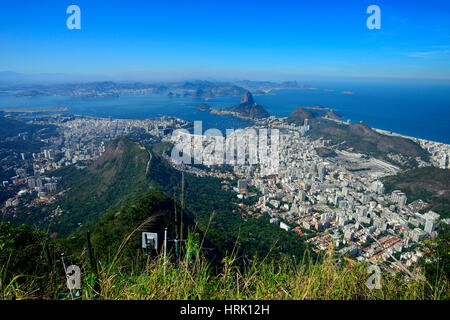 Vue sur la ville et mont du Pain de Sucre, Corcovado, Rio de Janeiro, Brésil Banque D'Images