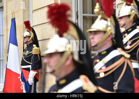 PARIS FRANCE - Le 10 juin : l'Hôtel Matignon Garde républicaine d'honneur au cours d'une cérémonie d'accueil le 10 juin 2016 à Paris. Matignon est le residen Banque D'Images