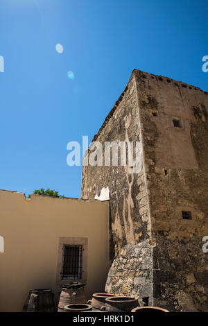 Monastère (couvent) dans la vallée de la Messara en Crète en Grèce. Messara - est la plaine la plus grande en Crète Banque D'Images