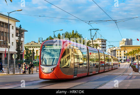 Le tramway de la ville, dans une rue de Casablanca au Maroc Banque D'Images