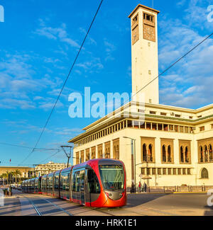 Le tramway de la ville, dans une rue de Casablanca au Maroc Banque D'Images