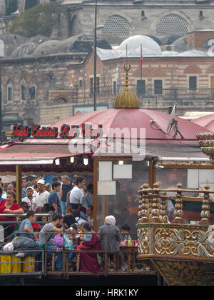 Flottant DANS LE PAIN DE POISSON DANSANT RESTAURANT BATEAU PONT DE GALATA GOLDEN HORN ISTANBUL Turquie Banque D'Images