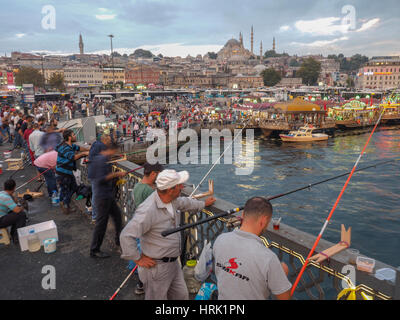 Avec Pêcheur de poissons flottants DANS LE PAIN RESTAURANT BATEAU PONT DE GALATA GOLDEN HORN ISTANBUL Turquie Banque D'Images