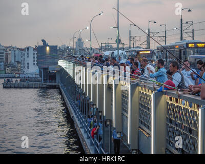 Les pêcheurs à l'AIDE DE LA TIGE ET DE LA LIGNE DE PÊCHE À LA TOMBÉE du pont de Galata Istanbul TURQUIE Banque D'Images