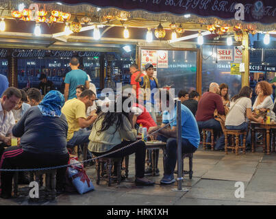 Poissons FLOTTANTS DANS LE PAIN RESTAURANT BATEAU PONT DE GALATA GOLDEN HORN ISTANBUL Turquie Banque D'Images