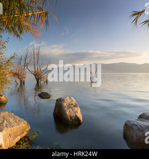 Au lever du soleil le Lac Erhai, Dali, Yunnan, Chine Banque D'Images