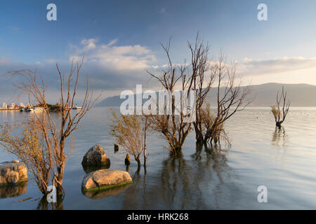 Au lever du soleil le Lac Erhai, Dali, Yunnan, Chine Banque D'Images