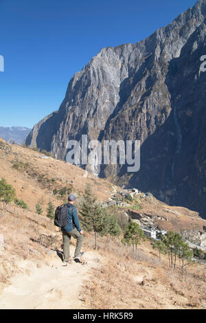 Homme randonnée dans la Gorge du tigre bondissant, Yunnan, Chine Banque D'Images