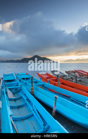 Bateaux sur Lugu Lake à l'aube, Yunnan, Chine Banque D'Images