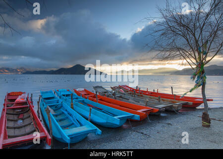 Bateaux sur Lugu Lake à l'aube, Yunnan, Chine Banque D'Images