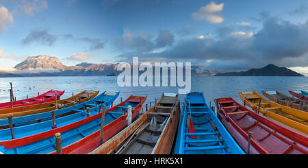 Bateaux sur Lugu Lake à l'aube, Yunnan, Chine Banque D'Images