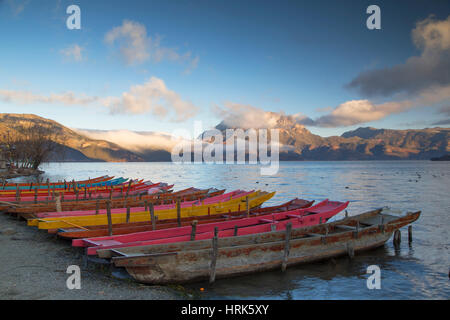 Bateaux sur Lugu Lake à l'aube, Yunnan, Chine Banque D'Images