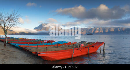 Bateaux sur Lugu Lake à l'aube, Yunnan, Chine Banque D'Images