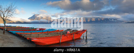 Bateaux sur Lugu Lake à l'aube, Yunnan, Chine Banque D'Images