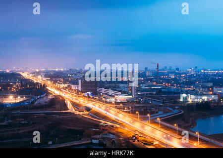 Minsk, Belarus - 6 Avril, 2016 : Vue aérienne Paysage urbain dans des heures en soirée bleu et jaune au printemps de l'éclairage au crépuscule. Vue de la nuit de l'indépendance Banque D'Images