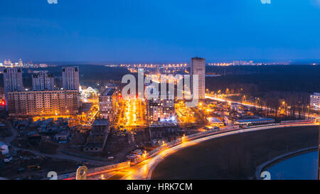 Minsk, Belarus - 6 Avril, 2016 : Vue aérienne panoramique pittoresque paysage urbain dans des heures en soirée bleu et jaune au printemps de l'éclairage au crépuscule. Banque D'Images