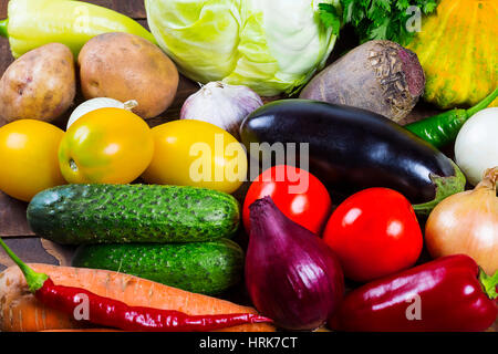 La photographie des légumes différents sur la vieille table en bois Banque D'Images