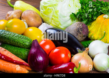 La photographie des légumes différents sur la vieille table en bois Banque D'Images