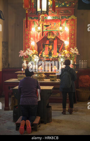 Les femmes priant au Temple Man Mo, Sheung Wan, Hong Kong Island, Hong Kong, Chine Banque D'Images