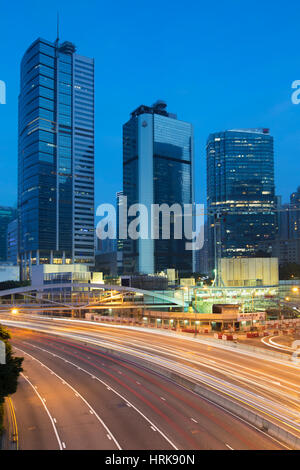 Connaught Road, au crépuscule, l'Amirauté, de l'île de Hong Kong, Hong Kong, Chine Banque D'Images