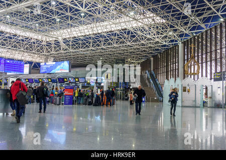 SOCHI, RUSSIE - 02 février 2017 : Peuples Autochtones dans un terminal de l'aéroport international de Sotchi. L'aéroport international d'Adler Banque D'Images