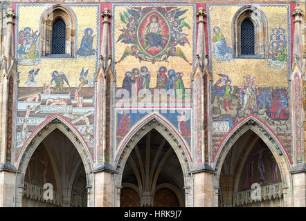 Belle mosaïque représentant le Jugement dernier au-dessus de la porte d'or de la cathédrale Saint-Guy Banque D'Images