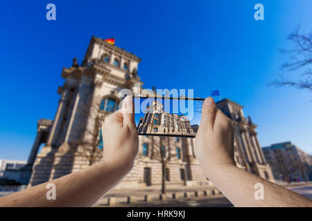 La main avec prises de photos de smartphone Le bâtiment du Reichstag à Berlin, Allemagne Banque D'Images