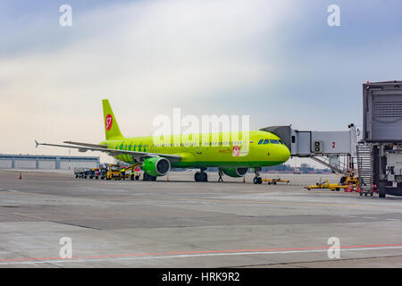 SOCHI, RUSSIE- février 02, 2017 : S7 Airlines, à l'atterrissage de l'aéroport de Sotchi. Des avions de ligne à l'aéroport sur février 02,2017 à Sotchi, Russie Banque D'Images