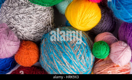 Pour le tricotage de fils colorés boules fil de laine. Banque D'Images