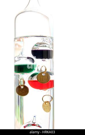 Thermomètre de Galilée avec billes de verre isolé sur blanc température montrant Banque D'Images