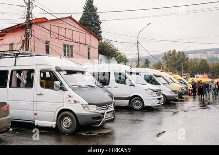 Tbilissi, Géorgie - 24 octobre 2016 : des taxis urbains Minibus est sur la gare Didube à Tbilissi (Géorgie). Banque D'Images