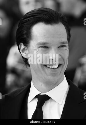 Londres, Royaume-Uni, 2 mai 2013 : Benedict Cumberbatch ( Image monochrome à altérées ) assiste à la première UK de 'Star Trek' dans l'obscurité à l'Empire Cinema Banque D'Images