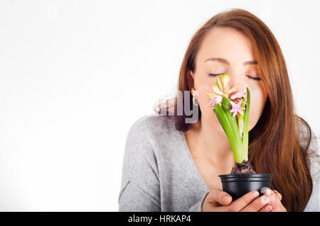Woman's hands holding house jacinthe plante isolé sur fond blanc Banque D'Images