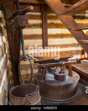 Glenn Wilson présente le moulin à eau historique au McCormick ferme, Raphine, Virginia. Banque D'Images