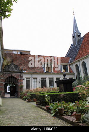 Cité médiévale (aussi Geertruidsgasthuis Pepergasthuis Sint  = cour avec hospices), centre-ville de Groningen, Pays-Bas. Fondée en 1408. Banque D'Images