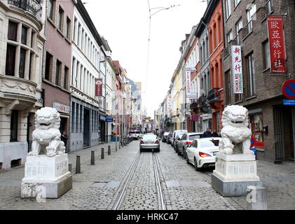 Les grands lions en pierre marquant l'entrée de Chinatown, Antwerpen Wesenbekestraat, central Anvers, Belgique Banque D'Images