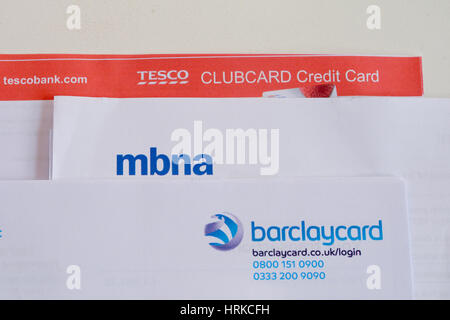 Pile de carte de crédit y compris Tesco Bank, Barclaycard et MBNA - indicatif de la génération de transfert l'blanace Banque D'Images